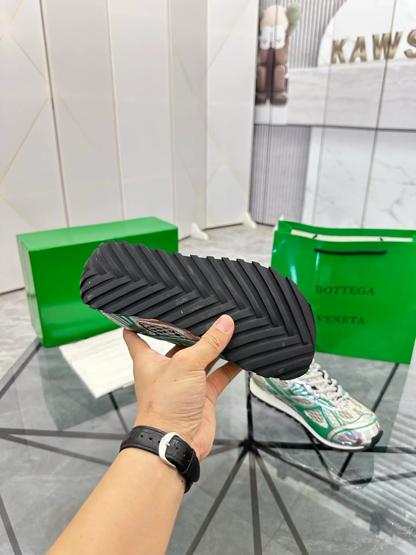 Factory men's shoes 💰: 620💰 (top version) BV Orbit sneakers Wang Yibo's same style couple's dad shoes Runner sneakers, made of lightweight technical mesh fabric. Matched with geometric pattern designed rubber outsole Wang Zha series high version Look for the package craftsmanship The actual height is much higher, but the legs are still slim. Very nice and playable and durable Matching to the standard 💯 Package shoe technology Look for the high version The outsole is made of color-blocked TPU outsole Women's model 35 36 37 38 39 40 41 (40 41 customized) Men's model 38 39 40 41 42 43 44 45. (Customized size 38 45.46) No. H345